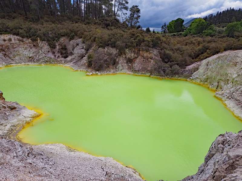 new zealand geothermal park wai-o-tapu