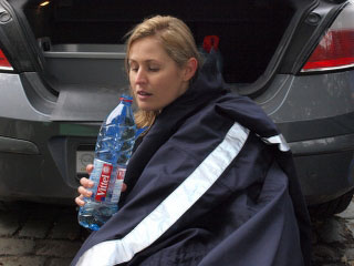 duikster die water drinkt