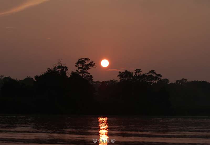 maleisie borneo kinabatangan rivier zonsondergang