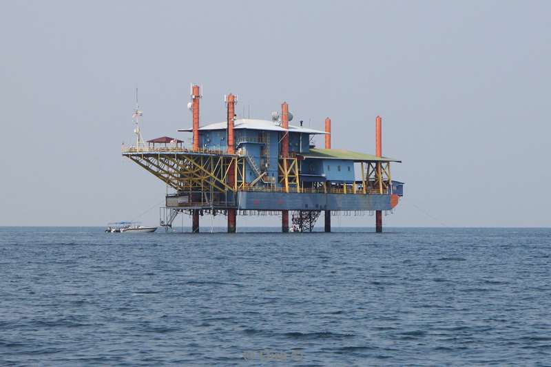 malaysia mabul island oilrig