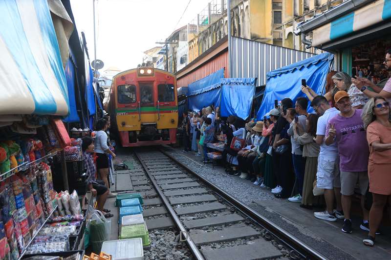 thailand maeklong railway market