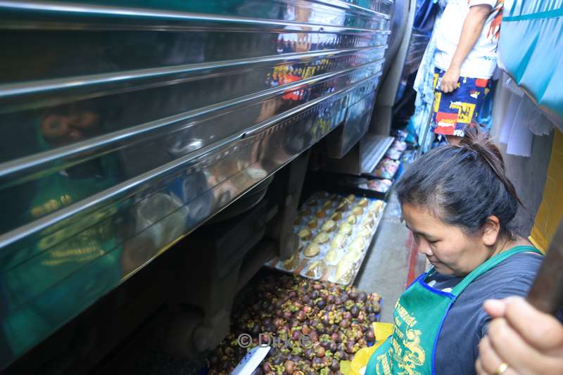 thailand maeklong railway market